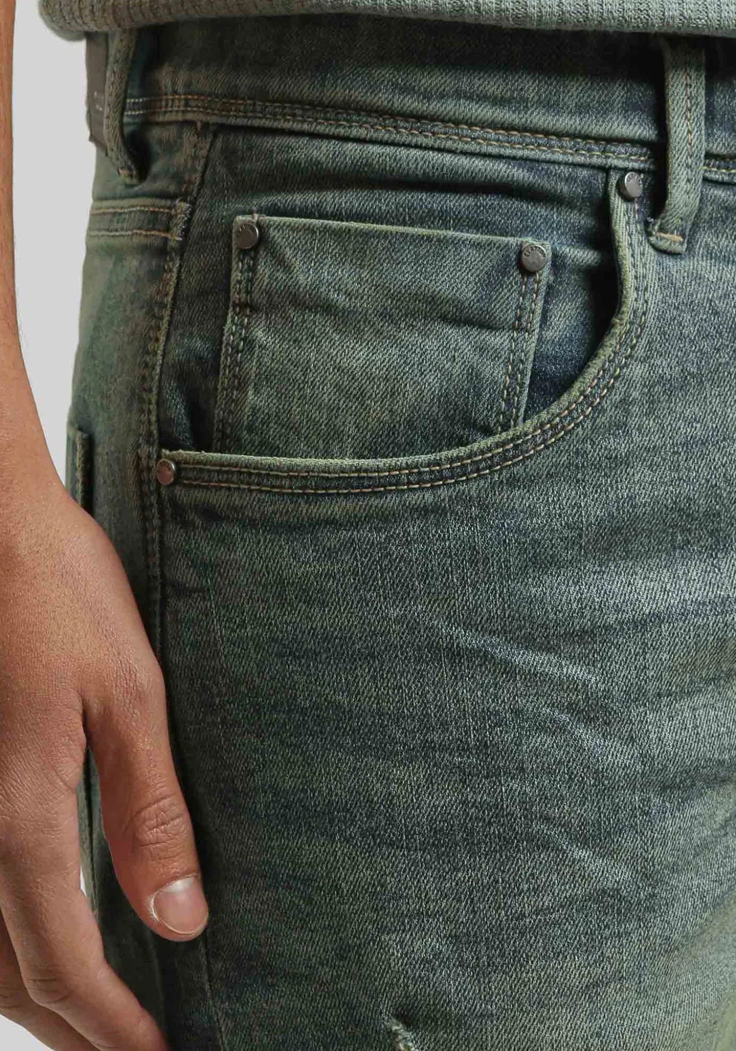 Bermuda di jeans slim fit effetto sabbia