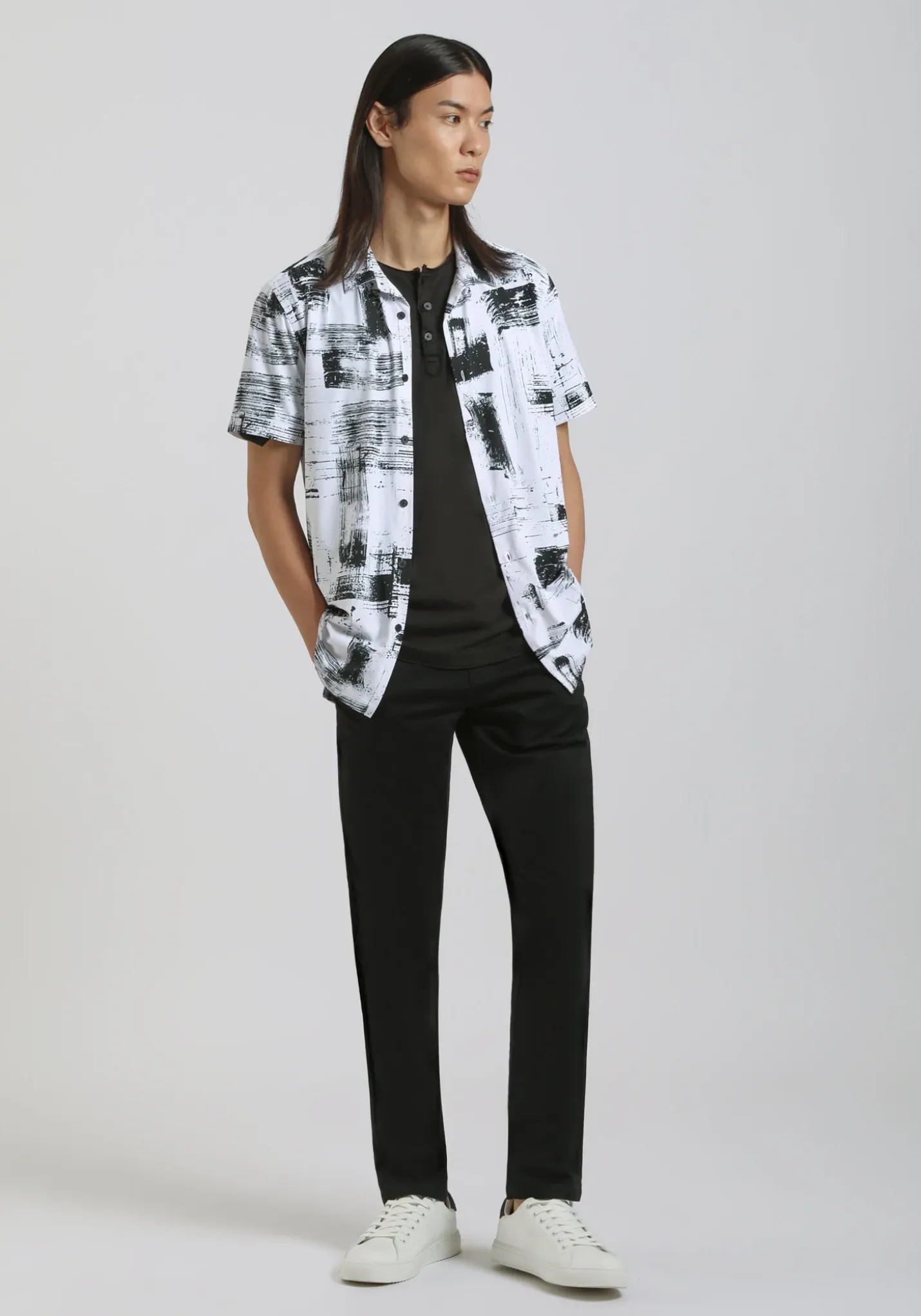 Camicia mezza manica in tessuto elastico con fantasia