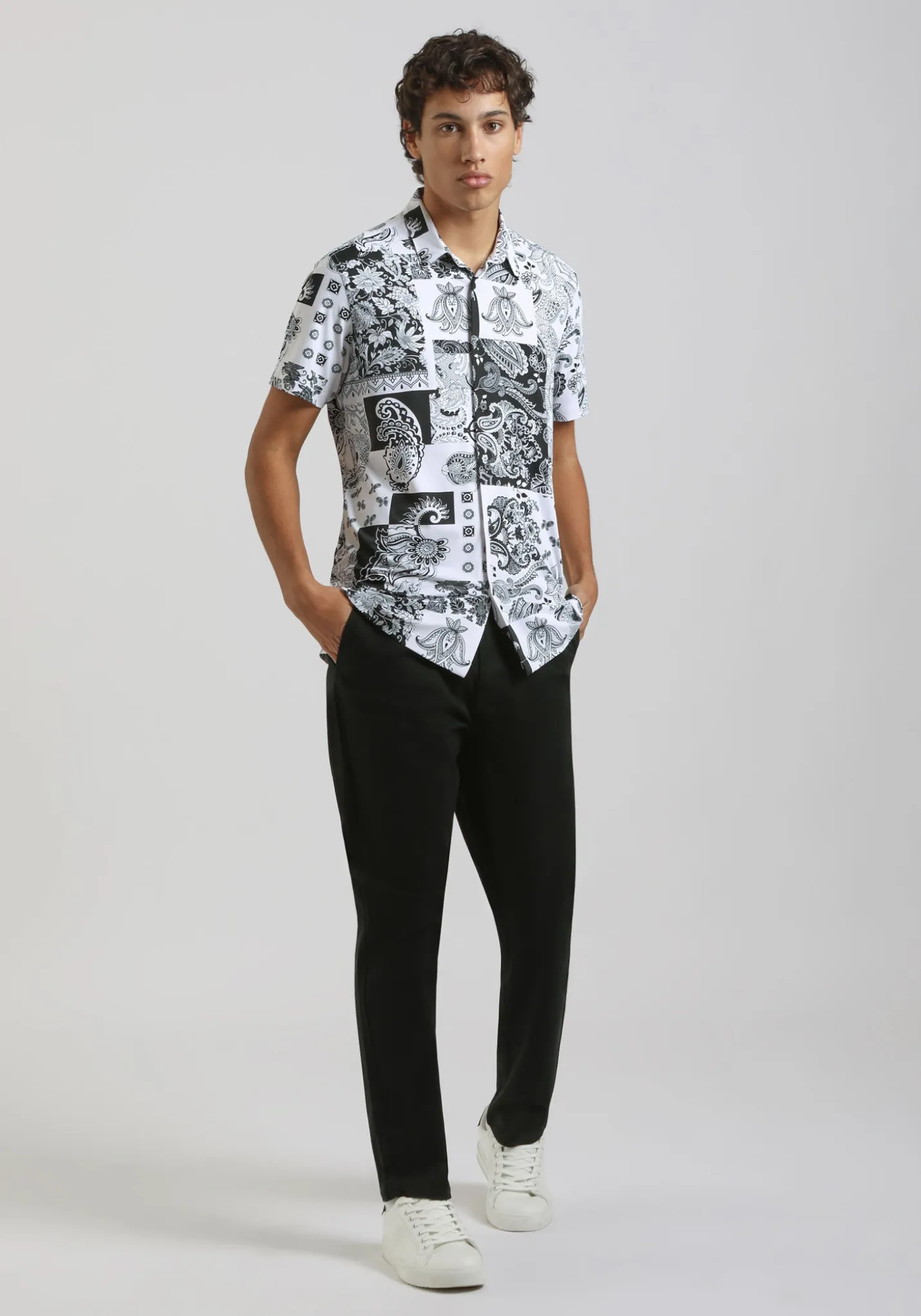 Camicia mezza manica in tessuto elastico con fantasia