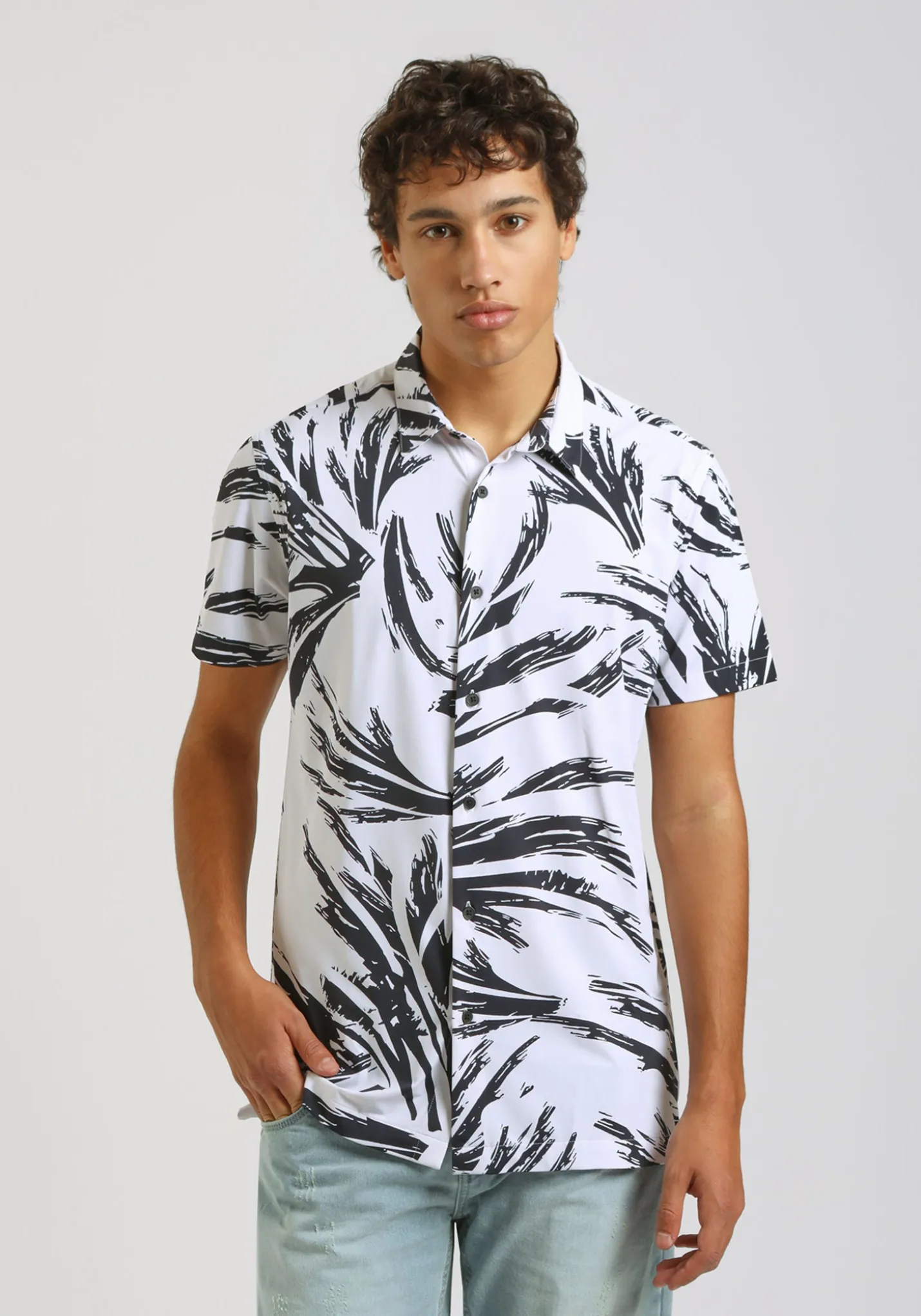 Camicia mezza manica in tessuto elastico con fantasia
