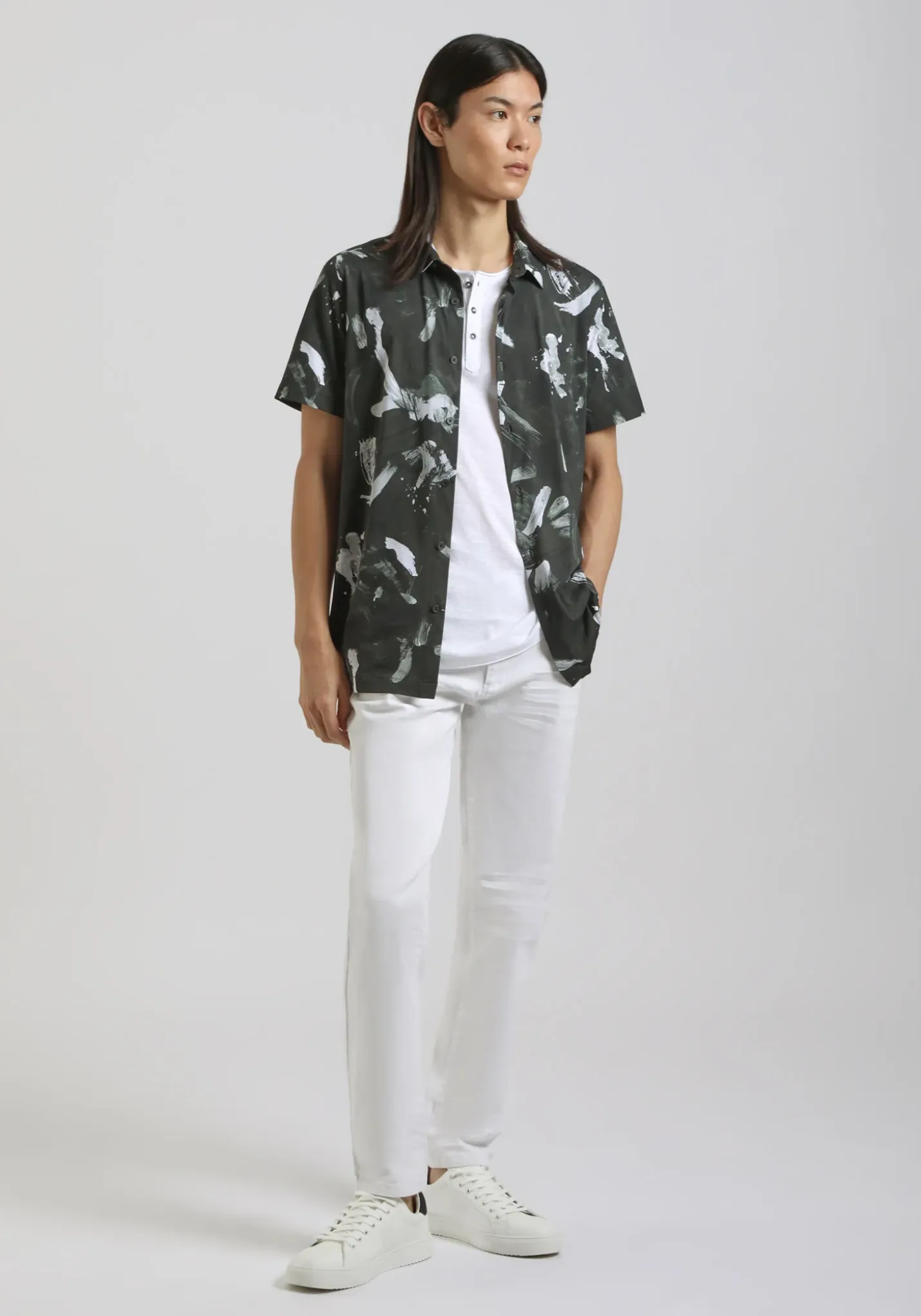 Camicia mezza manica in tessuto elastico con fantasia