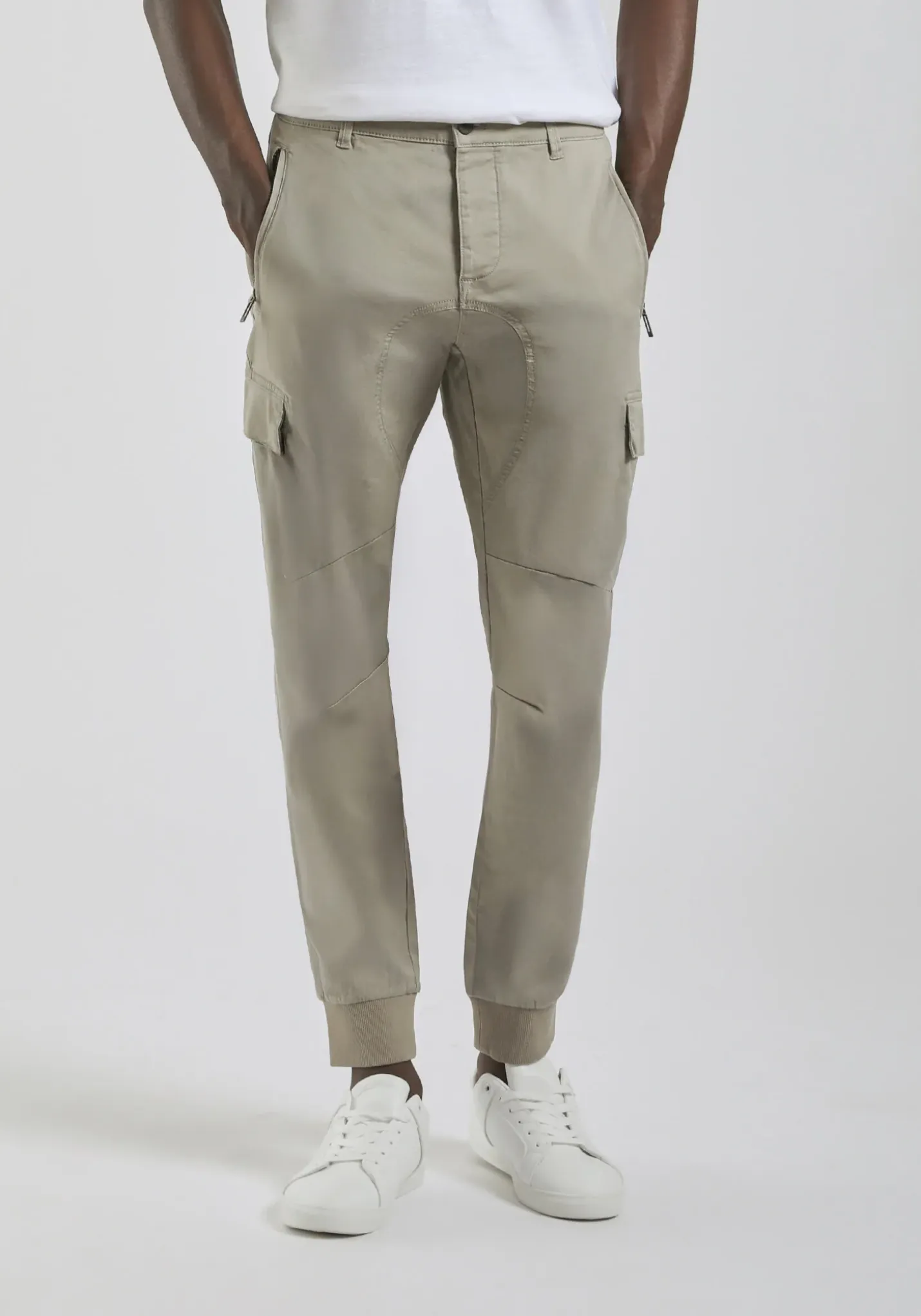 Pantaloni cargo con elastici alle caviglie