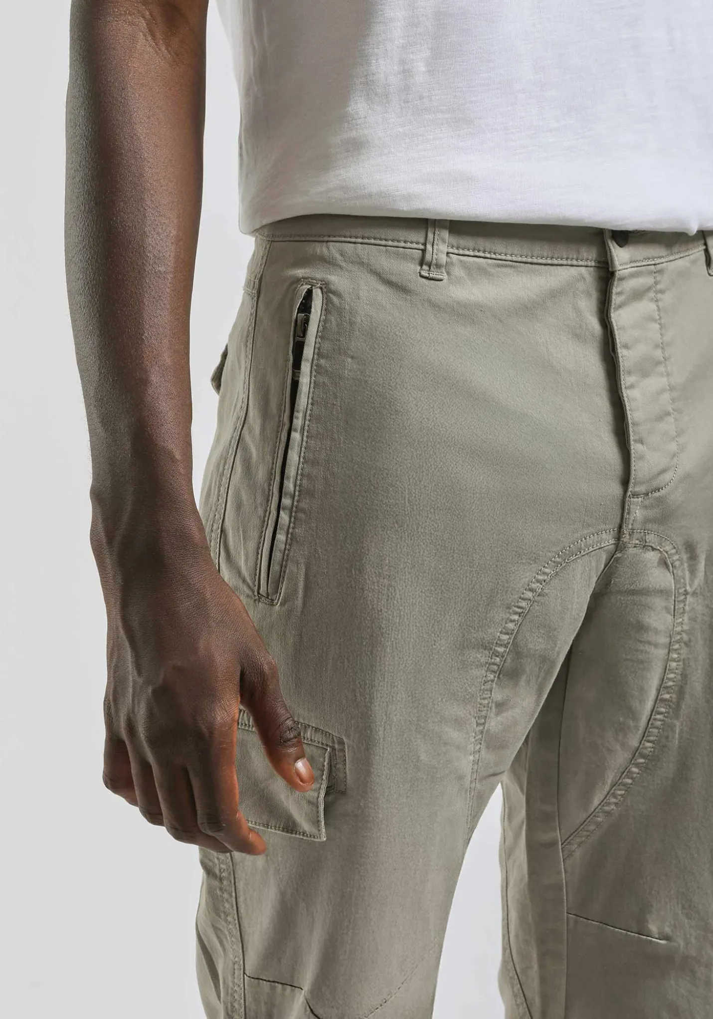 Pantaloni cargo con elastici alle caviglie