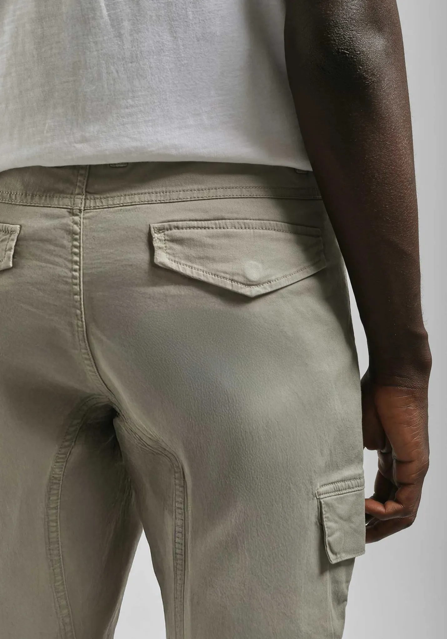 Pantaloni cargo con elastici alle caviglie