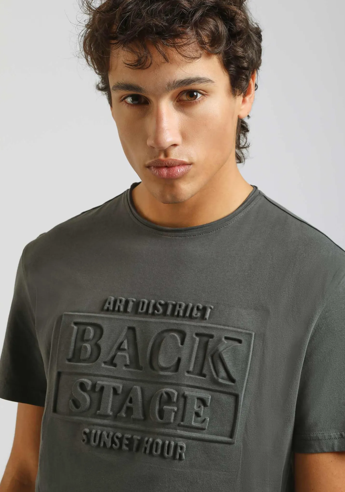 T-shirt con stampa a rilievo
